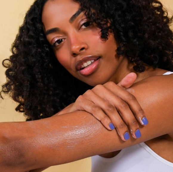 EOS Pomegranate Raspberry Body Lotion - Picture 4 of 5